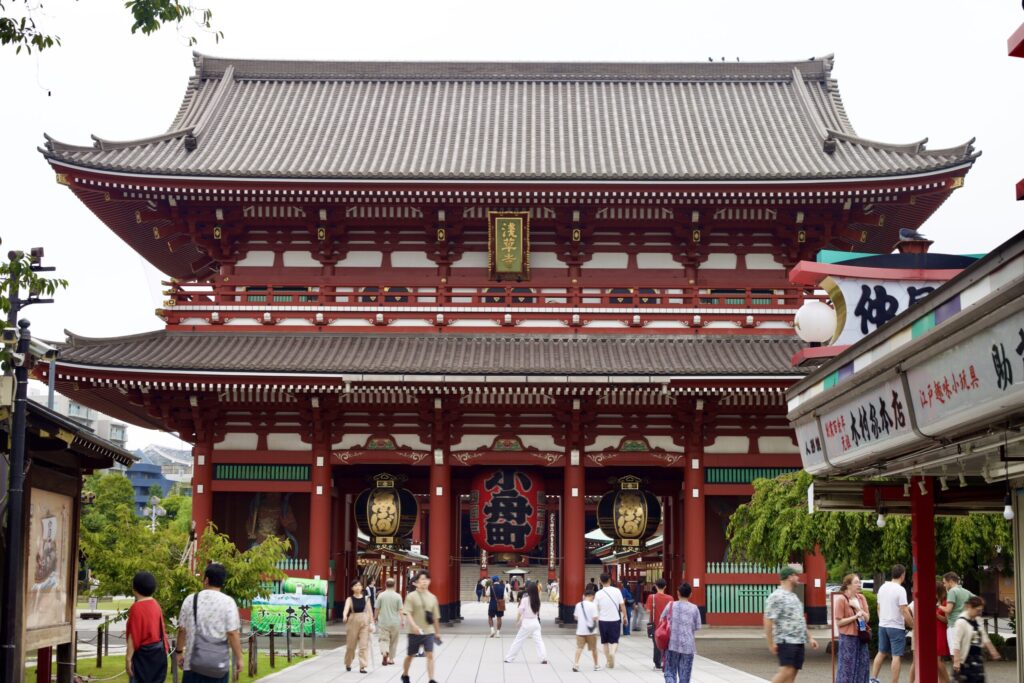 浅草の街並みを彩度で調整。高彩度は観光地らしい鮮やかさ